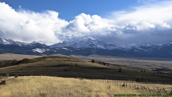 Cloudy place between the mountains